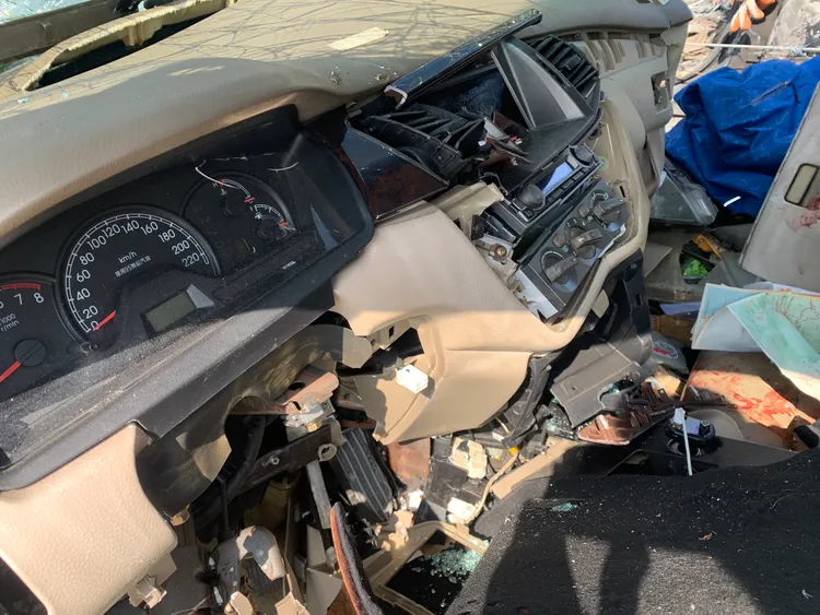 車子前座內裝多處碎裂，連方向盤也脫落。民眾提供