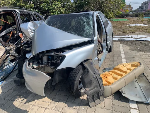 1家3口與友開車出遊生憾事!突撞電桿21歲駕駛身亡 6月大兒腦傷昏迷