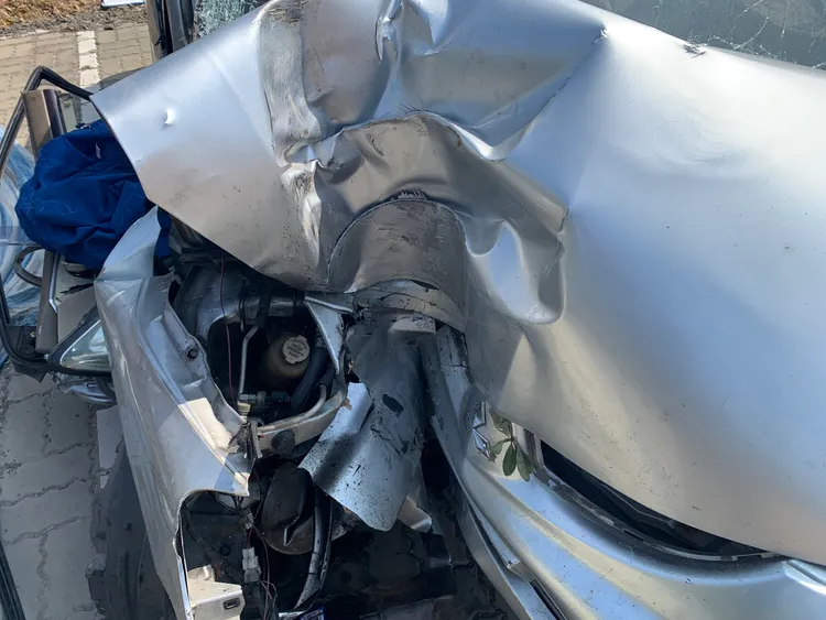 陳男車頭嚴重毀損。民眾提供