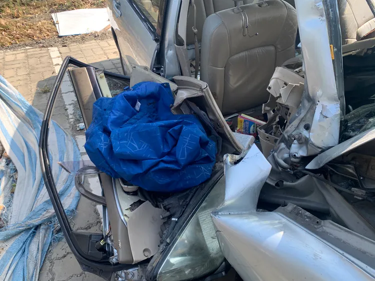 副駕駛座車門也撞掉。民眾提供