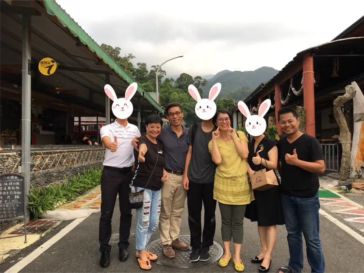 鍾佳濱與禮納里居民合影。鍾佳濱辦公室提供