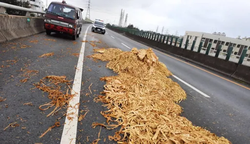 有人在西濱快撒冥紙! 「滿滿黃紙佔車道」苗栗警揪兇