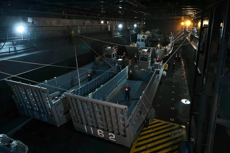 玉山艦寬闊的塢艙停有大量不同功能的船艇和戰車。林林攝