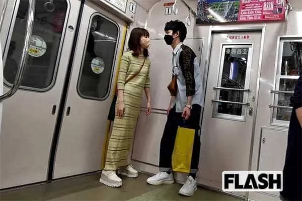 岡田將生（左）和鈴木唯交往2年，曾在電車上甜蜜約會。翻攝FLASH