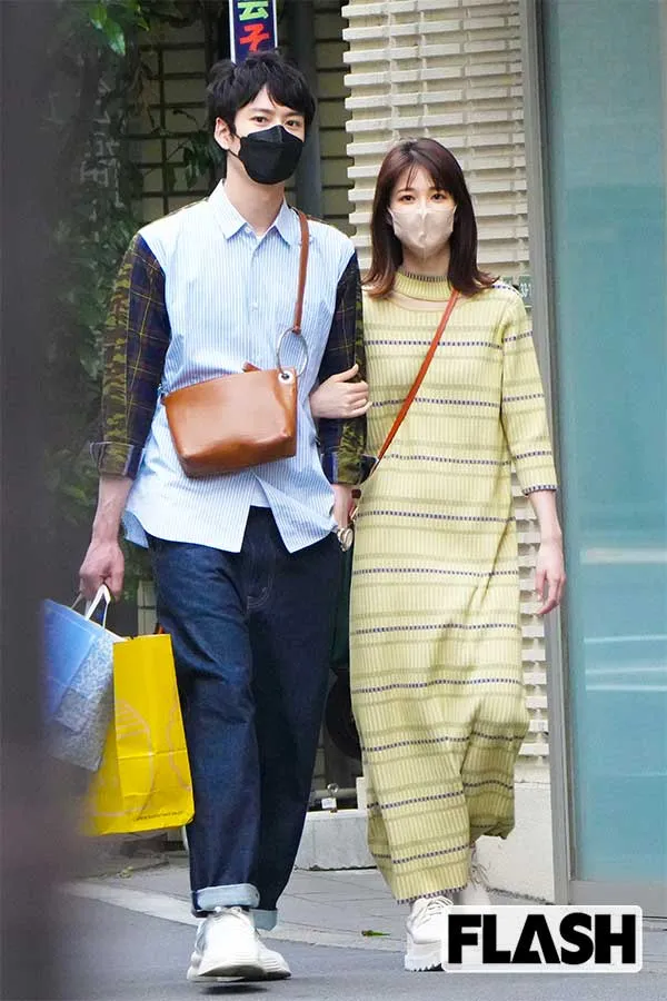 岡田將生（左）和主播鈴木唯交往時，曾在大街上勾手約會。翻攝FLASH