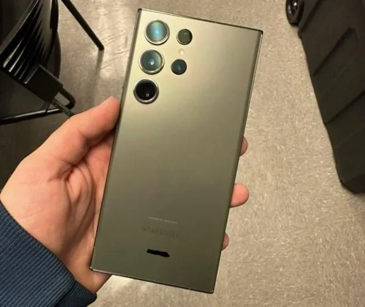 Reddit 論壇上有網友分享 Galaxy S23 系列手機的真機上手圖。照片來源IT家