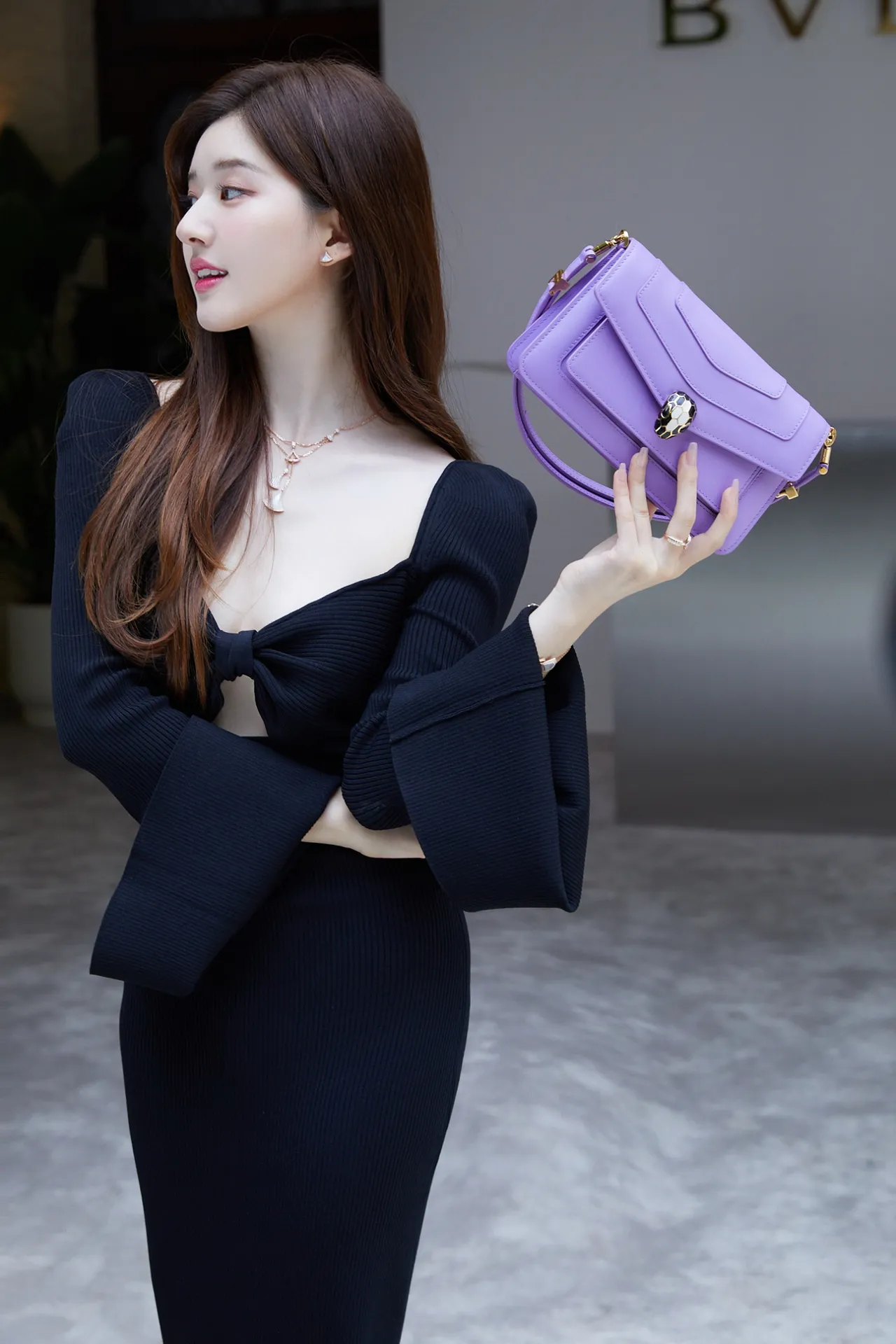 趙露思在寶格麗2023春夏配件發表會上選擇的服飾，讓她胸前白皙肌膚畢露。品牌提供