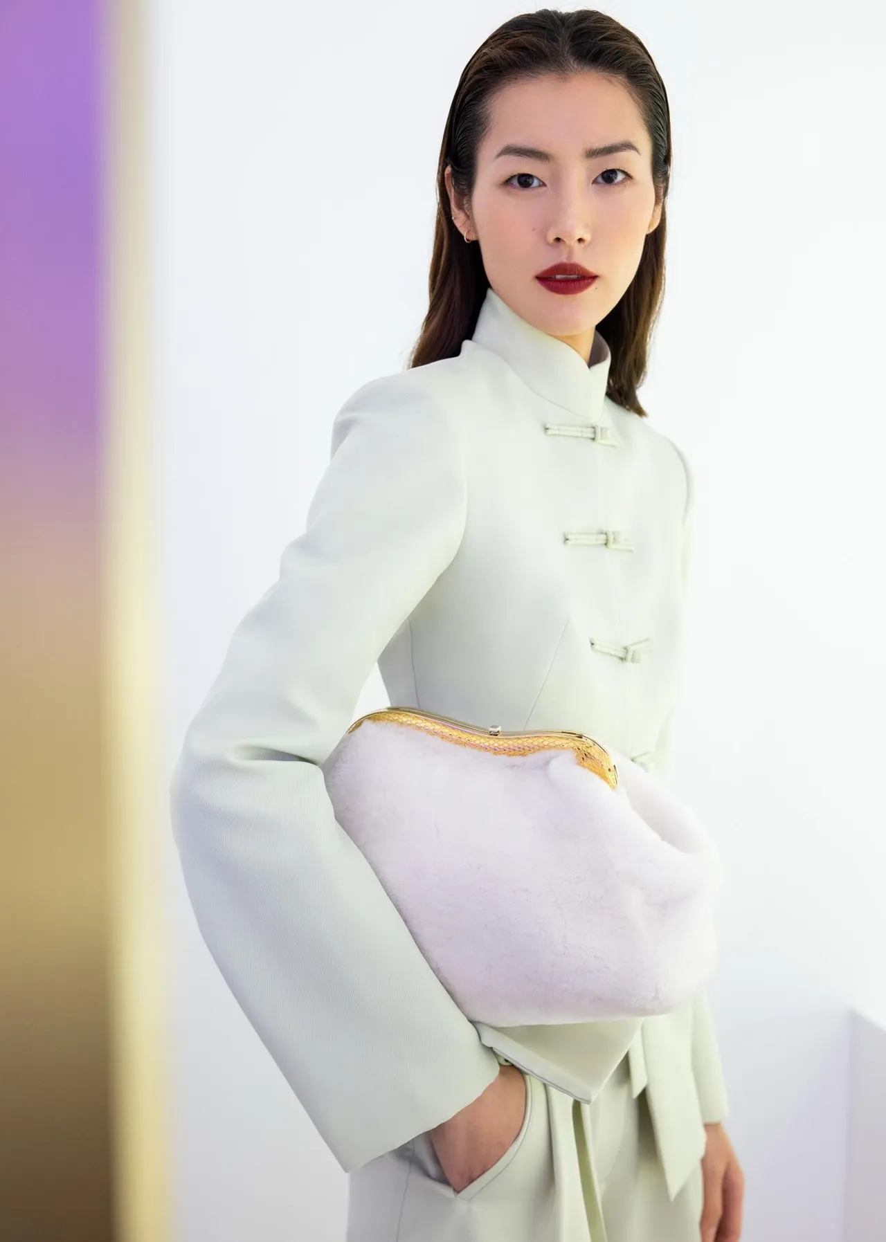 中國超模劉雯以唐裝造型搭配寶格麗Serpenti Pouch包，展現東西合璧的風格。品牌提供