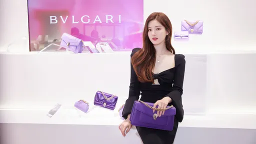 趙露思開年就扭腰炫腹 裝可愛撇耍大牌