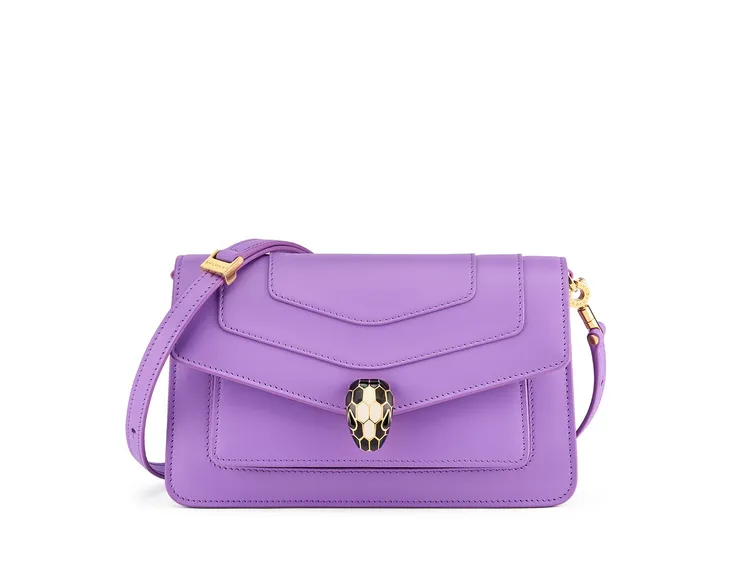 Serpenti Forever East-West紫水晶色小牛皮肩背包，7萬900元。品牌提供
