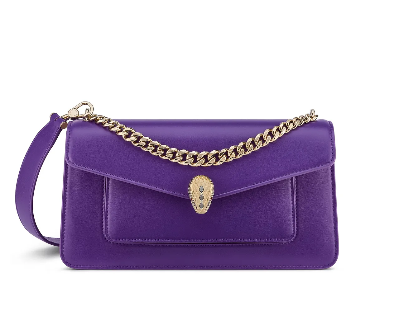 Serpenti East-West Maxi Chain紫水晶色小牛皮肩背包，9萬8600元。品牌提供