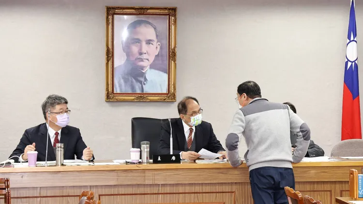 黨團協商開啟前，曾銘宗到主席台跟院長游錫堃說話。葉志明攝