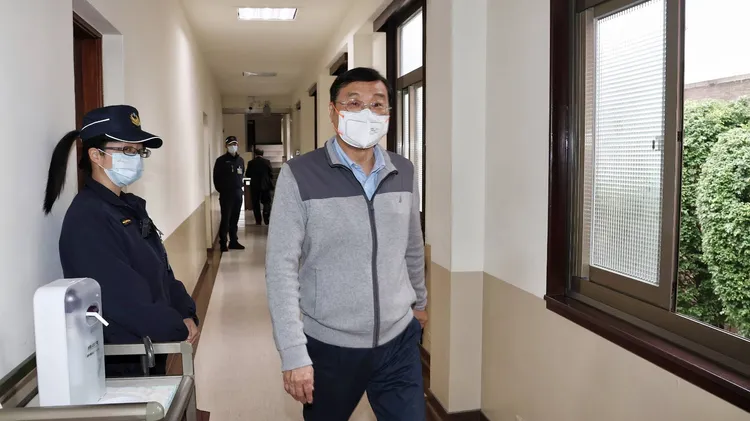 曾銘宗一早赴黨團協商會議室，解釋昨晚不續審的原因。葉志明攝