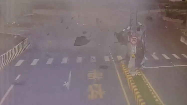 撞擊後騰空躍起，車頭落地再撞分隔島後翻滾。讀者提供