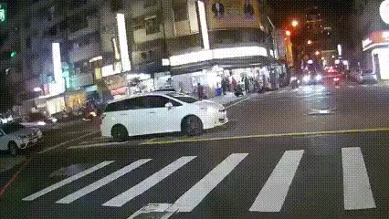 日前一名網友開車行經台中市西屯區大墩路與大墩二十街路口時，直擊兩輛車型相似的休旅車，在街頭隨興跳起「汽車華爾滋」。翻攝《路上觀察學院》