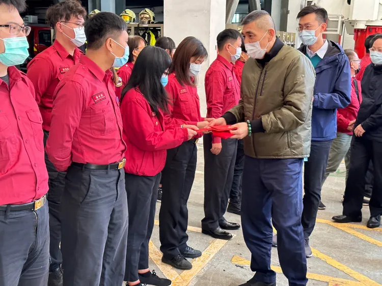 新北市消防局長黃德清致贈紅包給留守的警、義消。新北市消防局提供