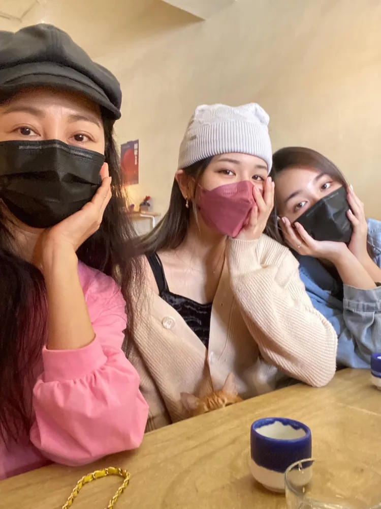 方文琳（前起）從不干涉女兒的感情。翻攝方文琳臉書