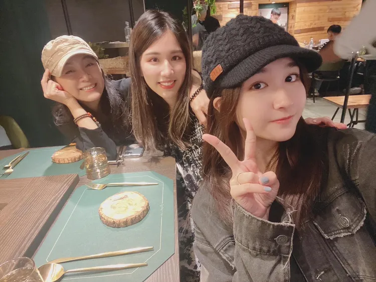 方文琳（後起）和2個女兒感情很好。翻攝方文琳臉書