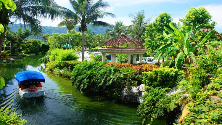 理想大地推出西班牙獨棟別墅「包棟」服務，住宿可享萬坪綠野。理想大地提供