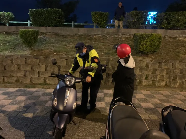 警方協助將機車脫困。警方提供