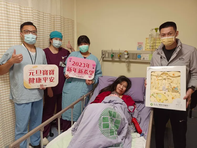 詹姓媽媽自然產下3222公克女嬰。童綜合醫院提供