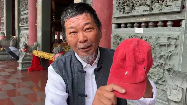 金兔年戴紅帽出門安太歲，更收鴻運當頭獲好運之效。魏嘉良攝