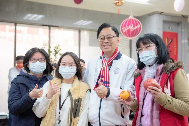 張善政和市府員工團拜後合影。桃園市府提供