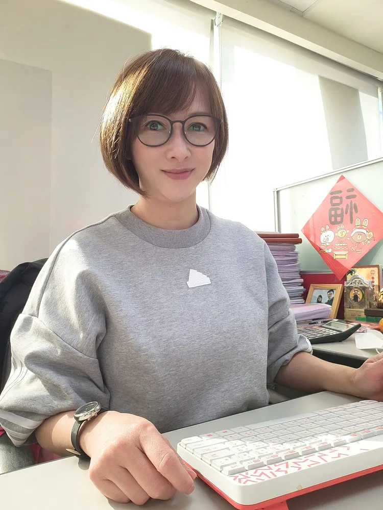 戴上老花眼鏡的劉芯彤，眼睛變更大了。翻攝劉芯彤臉書