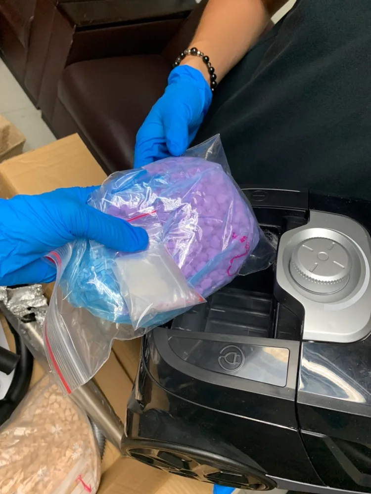 警方於吸塵器內起獲搖頭丸及安非他命。翻攝畫面