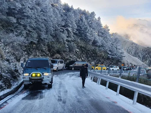 合歡山路面結冰釀多起事故 連警車也被追撞
