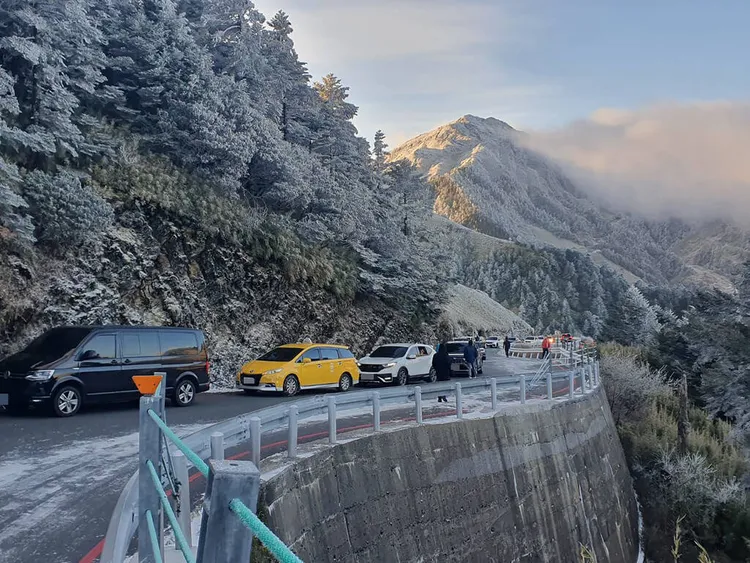 合歡山區多處路面結冰，車輛受困台14甲33.7公里處石門山路段無法通行，新城警分局協助民眾脫困。中央社（新城分局提供）