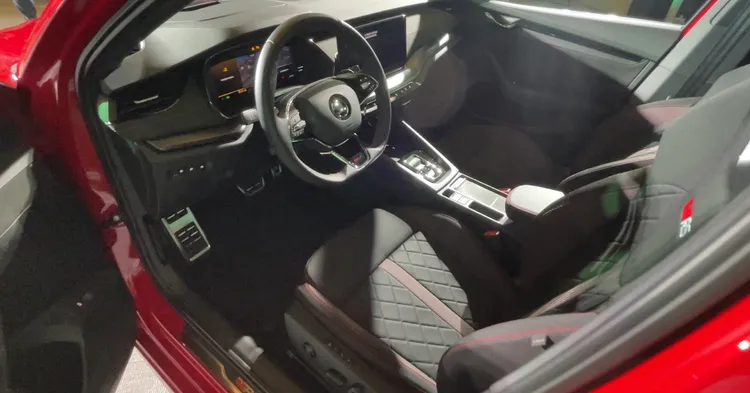 跑車座椅、碳纖維飾板，以及隨處可見的紅色車縫線進一步凸顯出RS的運動化氛圍。林浩昇攝