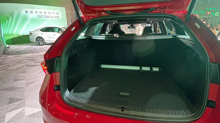 Octavia RS行李廂置物空間分別擁有600公升(斜背車型)以及640公升 (旅行車型)的表現。林浩昇攝
