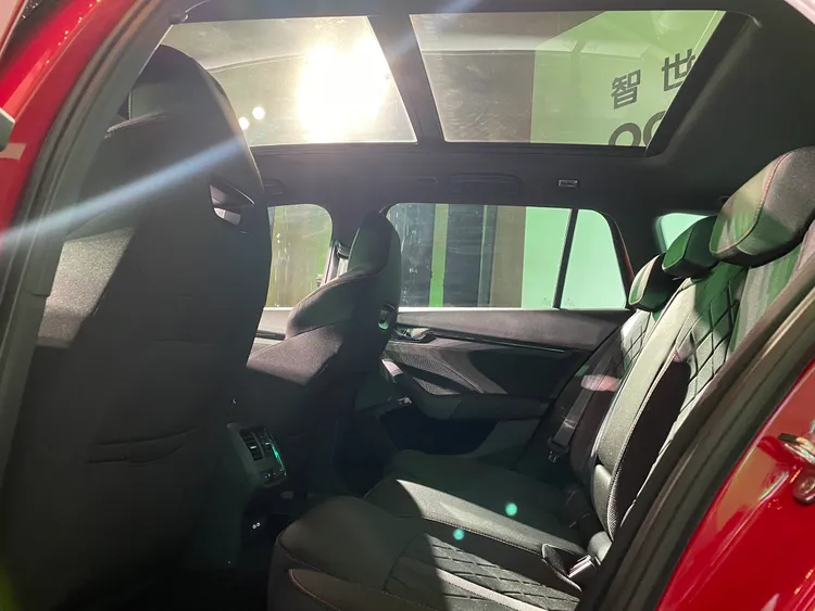 Octavia RS Combi旅行車標準配備全景天窗，以及後座獨立恆溫空調控制。林浩昇攝