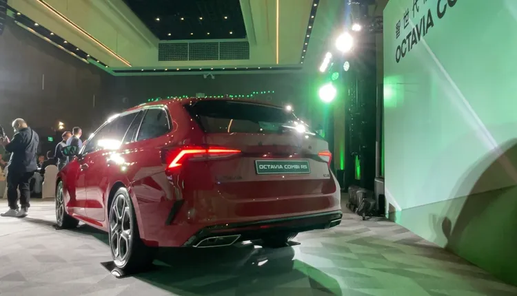 車尾部分Škoda原廠也為Octavia RS增添左右單出跑車式排氣尾管、後保桿導流翼、下擾流板等專屬運動套件。林浩昇攝