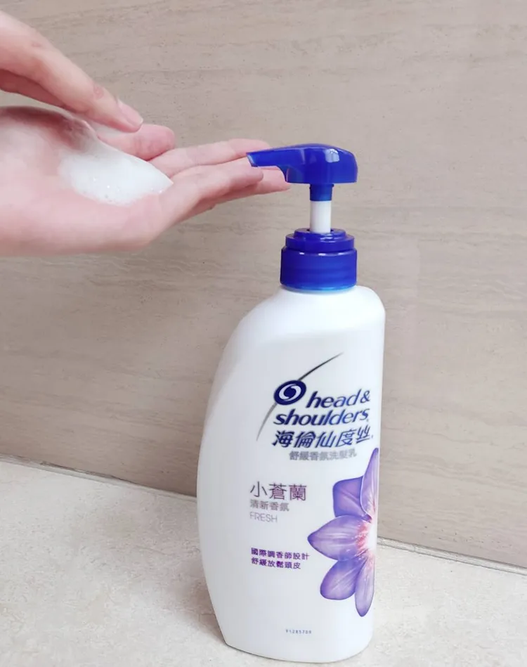海倫仙度絲的超微米泡沫淨化因子，不僅綿密好清洗，且邊洗頭邊幫頭皮做保養，洗完頭皮有種能好好呼吸的感受。