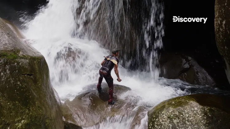 艾德一度受困神仙瀑布，找不到出路。Discovery提供