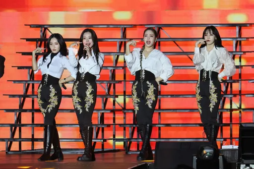 MAMAMOO秀中文狂撩「對我有意思嗎」 林口開唱7000粉嗨玩波浪海