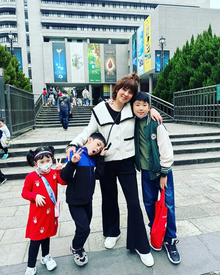 朱芯儀和3個小寶貝。翻攝朱芯儀臉書