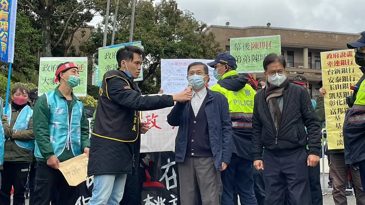 行政院官員(中)、中華中華快遞董事長薛門騫(右)接下陳情書。彭欣偉攝