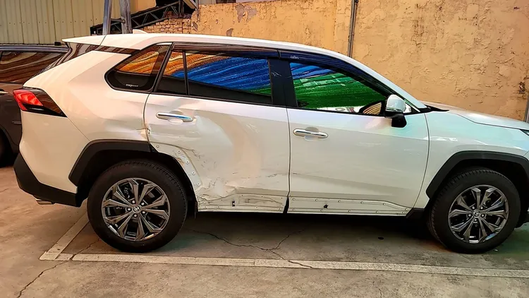 肇事車輛右側車身有明顯的撞痕。民眾提供