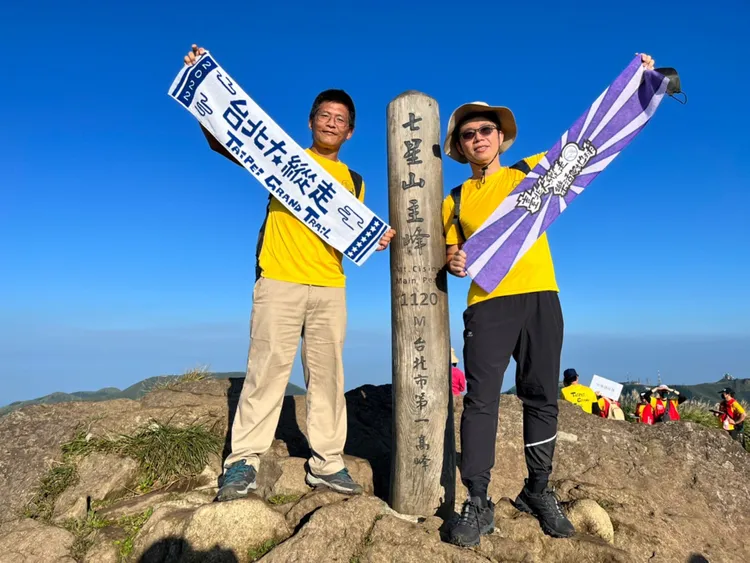大家可以依據自己的住家位置、喜好及體力挑選適合的路線，圖為第三段的七星山主峰。北市工務局提供