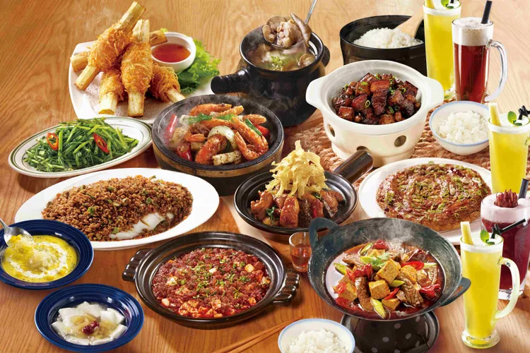 「時時香」6人新春團圓宴，包含老少咸宜的招牌必吃《3.5杯雞》和口碑爆棚又代表節節向前的《霸王甘蔗蝦》。業者提供