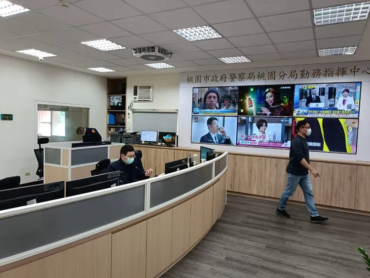 桃園分局勤務指揮中心行動監控電視牆。警方提供