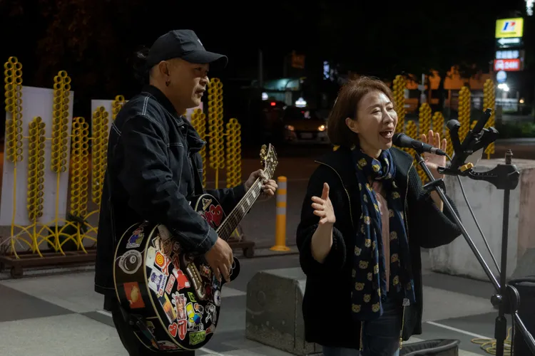 李翊君（右）在花蓮夜市大展歌喉。東森提供