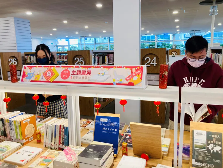 即日起至2月19日，在高市圖總館3樓展出兔年主題書展。文化局提供