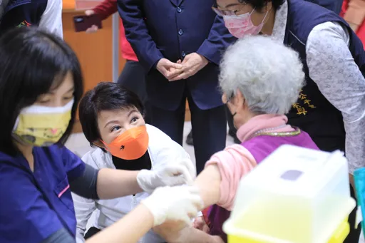 台中再開長者快打站　47站同時施打！盧秀燕籲踴躍接種過好年