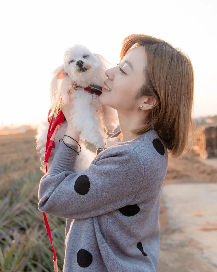 王瞳將愛犬高高舉起。翻攝王瞳臉書