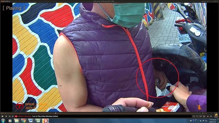 嫌犯企圖將吸食器變不見並欲伺機逃跑。翻攝畫面