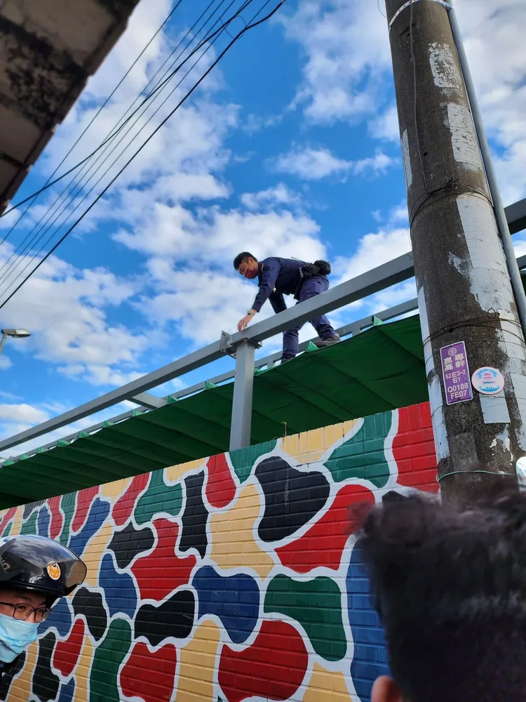 警專實習生從遮雨棚上尋回毒品吸食器。翻攝畫面